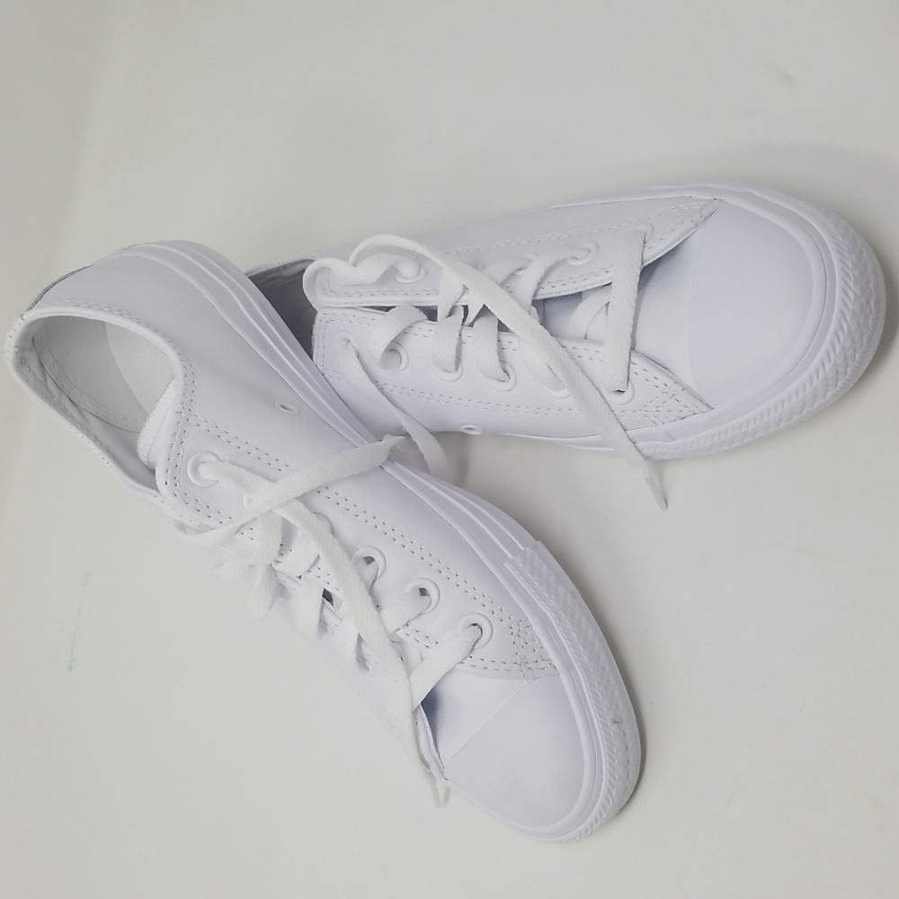 Women's size 8 brand new white Chuck Taylors Converse